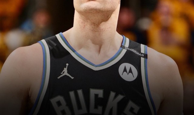 开云体育入口-记者表示雄鹿应该退役大洛球衣，字母哥评论：1000000%