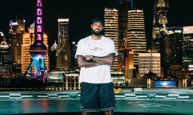 开云体育官网-11大球星来华！詹皇库里推高热潮，哈登文班接地气