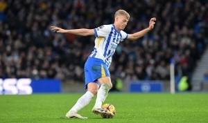 英媒：红军热刺纽卡拜仁关注布莱顿后卫范赫克，海鸥想续约有难度