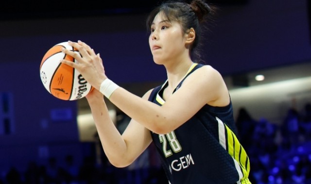 开云体育在线-命运如此捉弄！李月汝刚得分生涯新高 下一场就受伤 之后赛季报销